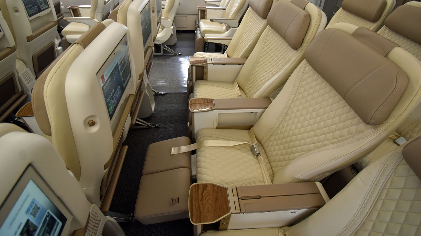 Die Sitze in der Premium sind im Vergleich zur regulären Economy in der Breite von 18 Zoll auf 19,5 Economy (48 Zentimeter) verbreitert worden und verfügen über eine gepolsterte Beinauflage.