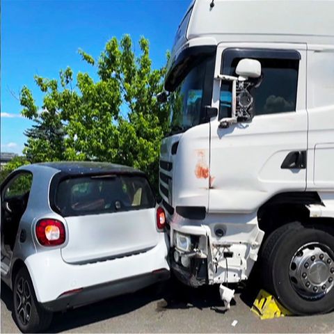 Unfallbild von einem LKW mit einem Kleinwagen