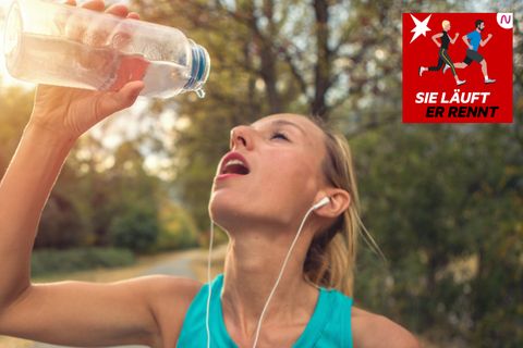 Eine Frau trinkt aus einer Flasche