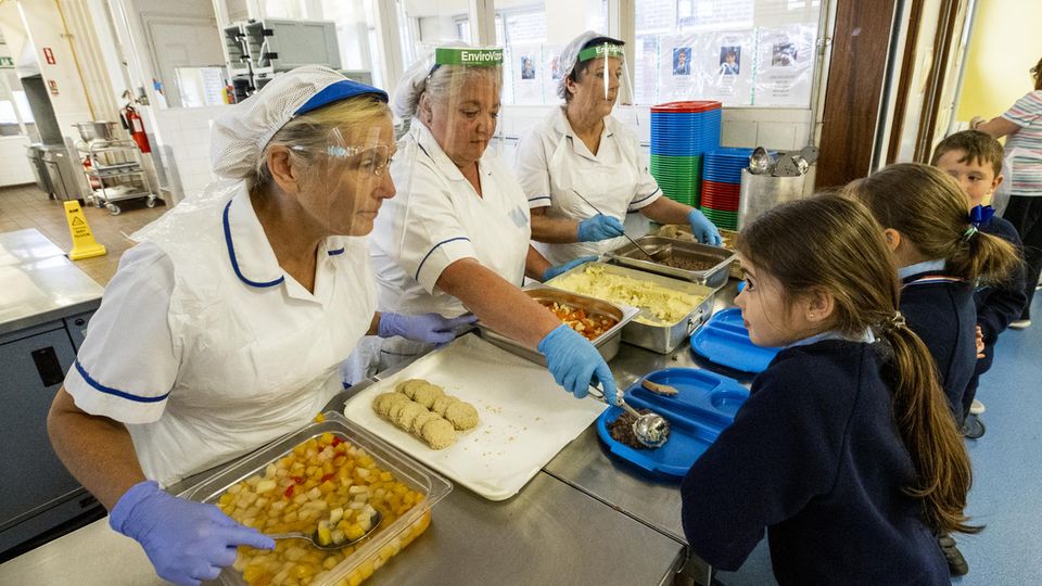 Die Essensausgabe an einer Grundschule in Belfast, Großbritannien