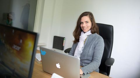 Julia Probst im Büro