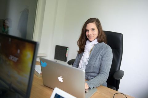 Julia Probst im Büro