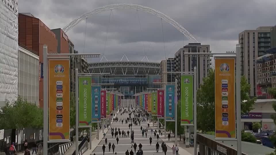 Regenbogenfarben: "Wenn es darum geht, Flagge gegen Diskriminierung und für Diversität zu zeigen, kuscht die Uefa" Regenbogenfarben: "Wenn es darum geht, Flagge gegen Diskriminierung und für Diversität zu zeigen, kuscht die Uefa"