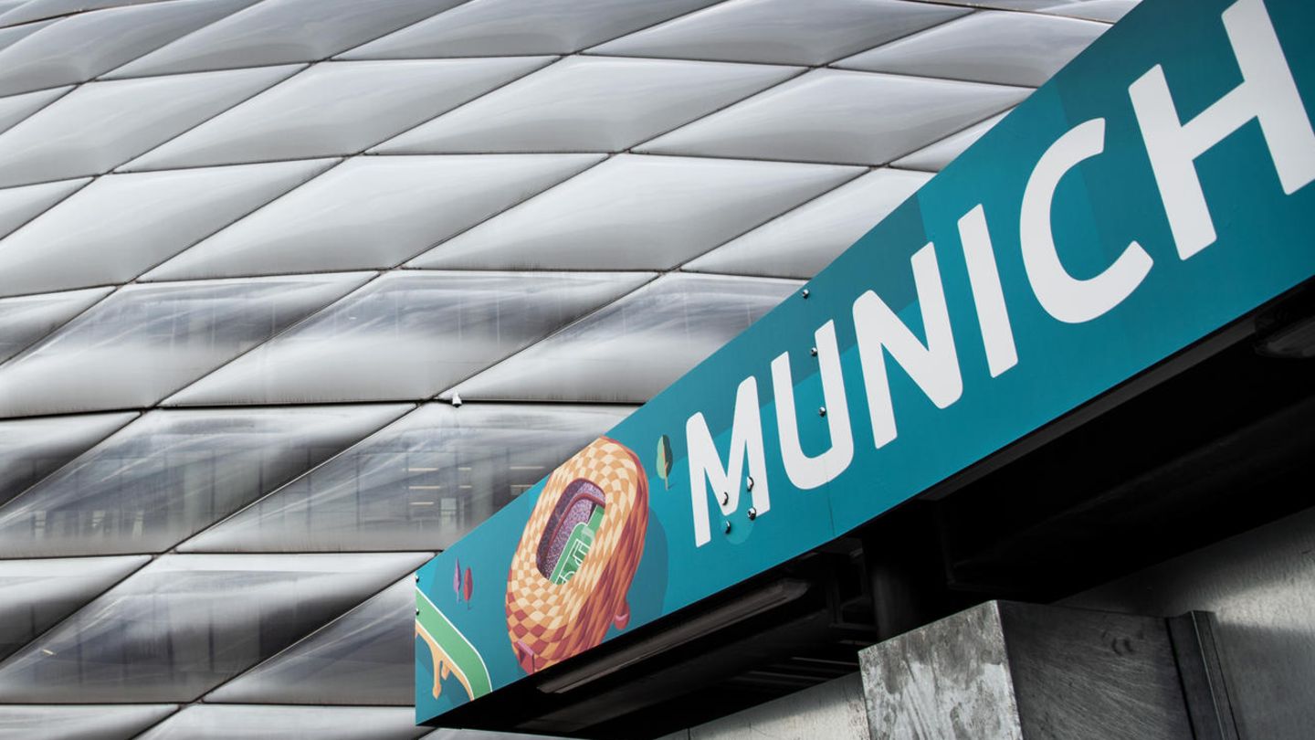 Die Allianz-Arena  leuchtet in den Regenbogenfarben
