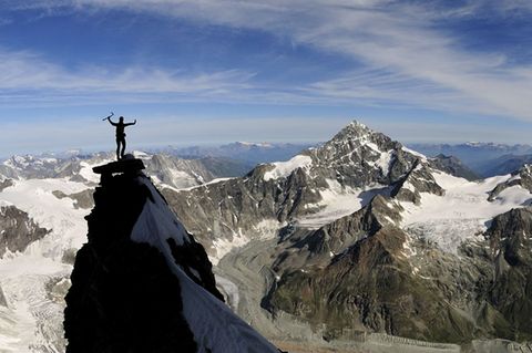 Kletterin auf Felszacken
