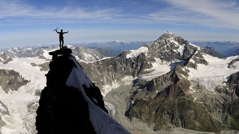 Kletterin auf Felszacken