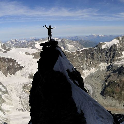 Kletterin auf Felszacken