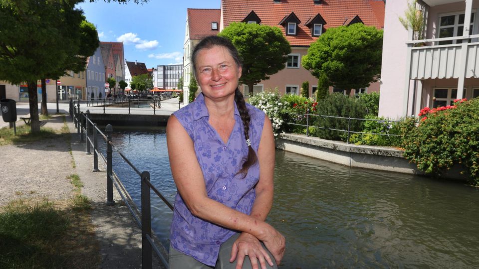 Fischertag Christiane Renz Christiane Renz, Klägerin im Fischertagsprozess, sitzt am Stadtbach