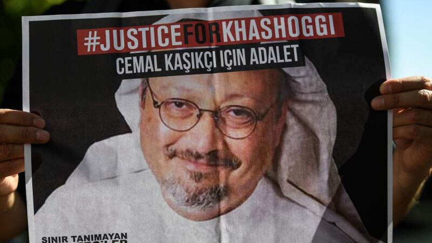 Plakat mit der Aufschrift #JusticeForKhashoggi