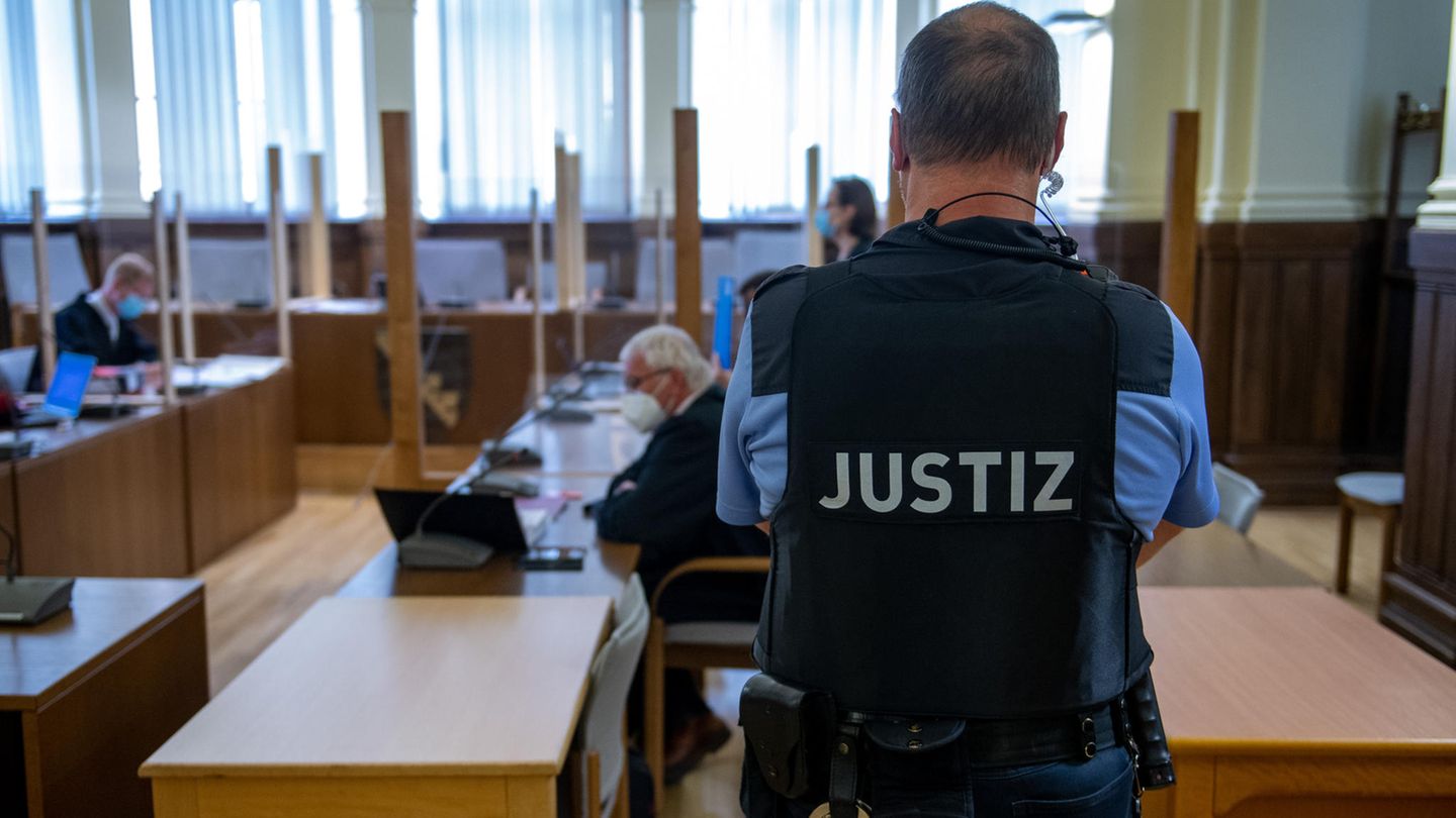 Ein Justizbeamter bewacht die Anklagebank im Landgericht Leipzig.