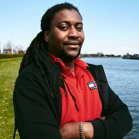 Gemeinsam mit seinem Zwillingsbruder kam Robbert Blokland, heute 36, im Rahmen einer Auslandsadoption aus Haiti in die Niederlande. Auf dem Deich in Capelle aan den Ijssel nahe Rotterdam spielte er oft als Kind
