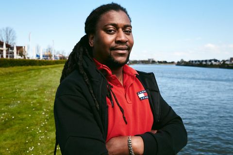 Gemeinsam mit seinem Zwillingsbruder kam Robbert Blokland, heute 36, im Rahmen einer Auslandsadoption aus Haiti in die Niederlande. Auf dem Deich in Capelle aan den Ijssel nahe Rotterdam spielte er oft als Kind