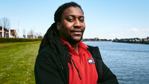 Gemeinsam mit seinem Zwillingsbruder kam Robbert Blokland, heute 36, im Rahmen einer Auslandsadoption aus Haiti in die Niederlande. Auf dem Deich in Capelle aan den Ijssel nahe Rotterdam spielte er oft als Kind