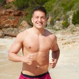 Tony sucht offenbar kein Mäuschen. Der 30 Jahre alte Polizeibeamte aus Rostock sagt: "Eine Frau muss mir Paroli bieten können."  