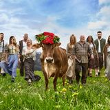 35 Kameras und 20 Mikrofone dokumentieren jeden Schritt der Promis, die in den Bergen Südtirols auf jeglichen Luxus verzichten müssen. "Die Alm – Promischweiß & Edelweiß" wird moderiert von Collien Ulmen-Fernandes und Christian Düren und läuft ab dem 24. Juni immer donnerstags um 20.15 Uhr.