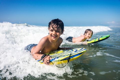 Bodyboards gibt es in verschiedenen Größen, Kinder nutzen kleinere Boards mit praktischen Haltegriffen