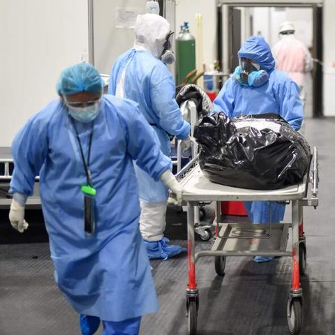 Corona-Leiche wird durch Krankenhaus gerollt