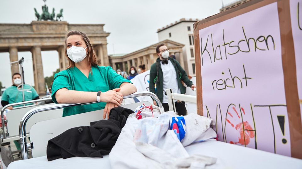 Pflegekräfte – hier im Mai bei einer Demonstration in Berlin – gehören zu den großen Verlierern eines auf maximalen Profit getrimmten Gesundheits- und Sozialwesens