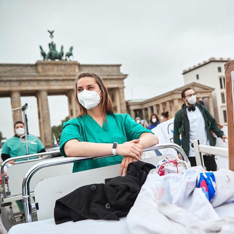 Pflegekräfte – hier im Mai bei einer Demonstration in Berlin – gehören zu den großen Verlierern eines auf maximalen Profit getrimmten Gesundheits- und Sozialwesens