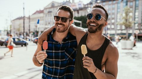 Sonnenbrillen für Männer: Pärchen mit Sonnenbrillen isst gemeinsam Eis