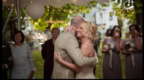 Bewegende Hochzeit: An Alzheimer erkrankter Mann macht seiner Frau erneut einen Antrag