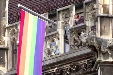 Antwort auf Uefa-Verbot: Deutschland gegen Ungarn: Regenbogenfahnen am Münchner Rathaus gehisst