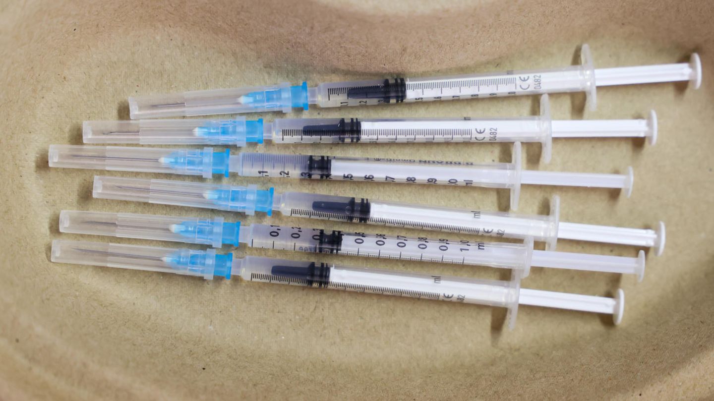 Delta Coronavirus Impfung: Spritzen mit Impfstoff liegen in einer Schaöe
