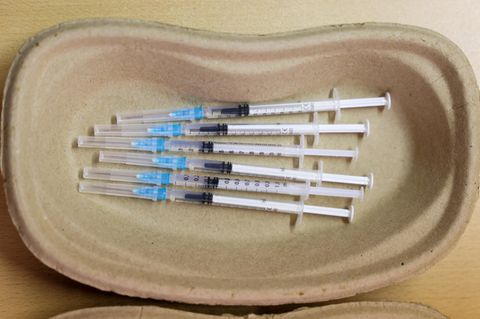 Delta Coronavirus Impfung: Spritzen mit Impfstoff liegen in einer Schaöe