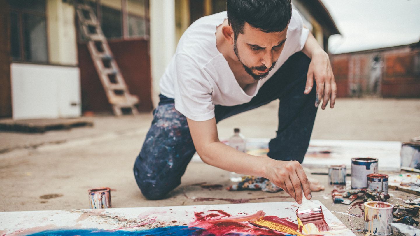 Ein Mann malt