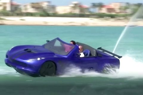 Spritztour auf dem Wasser: Freunde entwickeln ungewöhnliches Gefährt – billig ist das Spaß-Mobil nicht
