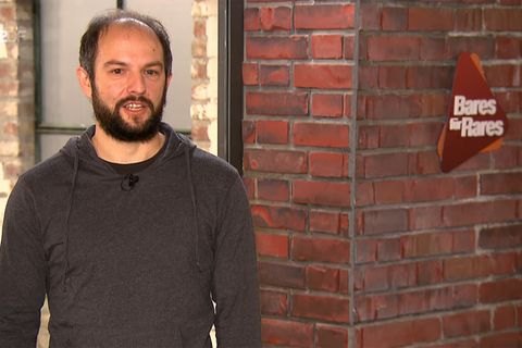 Alex Hensch steht im Studio von Bares für Rares in Pulheim und schaut in die Kamera