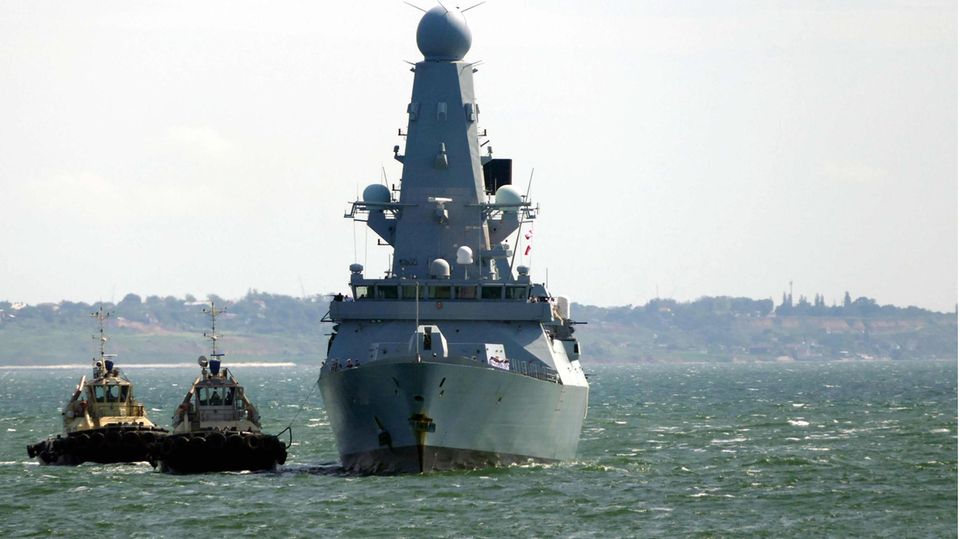 Der Royal Navy Zerstörer HMS Defender trifft im Hafen von Odessa ein