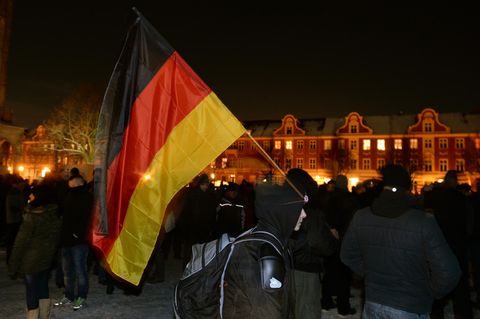 Ein Demonstrant mit Deutschlandfahne