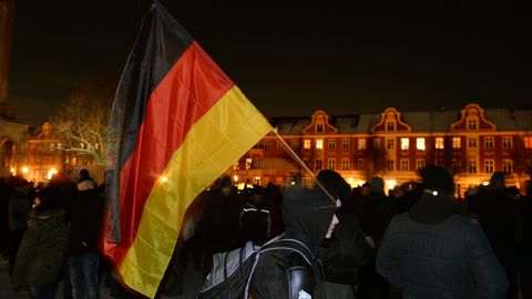 Ein Demonstrant mit Deutschlandfahne
