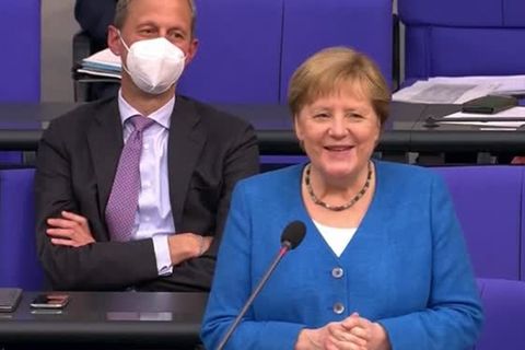 Letzte Befragung im Bundestag: "Sollte es auch weiterhin eine Kanzlerin geben?" – gewitzte Frage an Merkel sorgt für Lacher