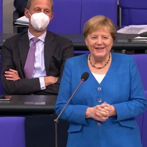 Letzte Befragung im Bundestag: "Sollte es auch weiterhin eine Kanzlerin geben?" – gewitzte Frage an Merkel sorgt für Lacher
