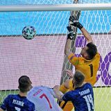 Was macht denn Martin Dubravka da? Vermutlich war der slowakische Torwart gedanklich beim Volleyball und nicht beim Fußball. Auf jeden Fall geht sein Rettungsversuch gegen den hohen Ball, der fast senkrecht von oben kommt, ziemlich schief. Dubravka versucht, das Spielgerät mit der Hand über die Latte zu schmettern, befördert ihn stattdessen aber ins eigene Tor. Spanien geht durch den Lapsus in der 30. Minute mit 1:0 in Führung. Es war ein Eigentor der Marke "Wie ist denn so ein Aussetzer möglich?" Später hieß es, die Sonne hätte ihn geblendet.