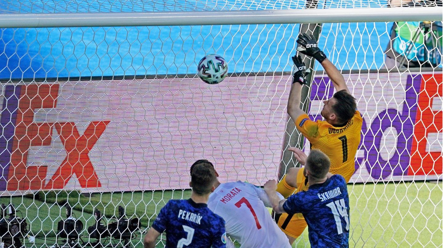 Was macht denn Martin Dubravka da? Vermutlich war der slowakische Torwart gedanklich beim Volleyball und nicht beim Fußball. Auf jeden Fall geht sein Rettungsversuch gegen den hohen Ball, der fast senkrecht von oben kommt, ziemlich schief. Dubravka versucht, das Spielgerät mit der Hand über die Latte zu schmettern, befördert ihn stattdessen aber ins eigene Tor. Spanien geht durch den Lapsus in der 30. Minute mit 1:0 in Führung. Es war ein Eigentor der Marke "Wie ist denn so ein Aussetzer möglich?" Später hieß es, die Sonne hätte ihn geblendet.