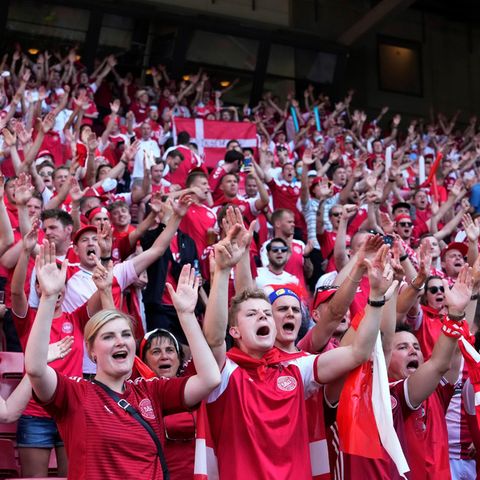 EM, Vorrunde, Gruppe B, 2. Spieltag, Dänemark - Belgien im Parken-Stadion. Dänische Fans jubeln vor Spielbeginn.