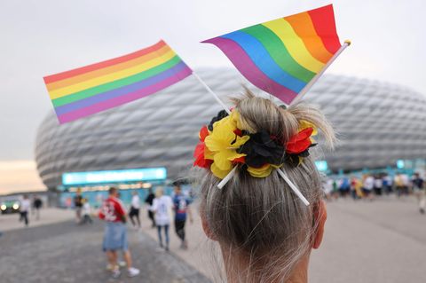 Vor der Münchner Allianz Arena zeigten sich trotz des Uefa-Verbots viele Fans mit Regenbogen-Flaggen