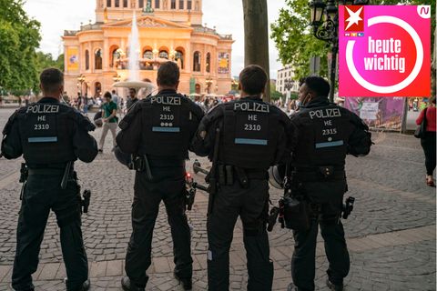 Polizisten stehen am Abend auf dem Frankfurter Opernplatz