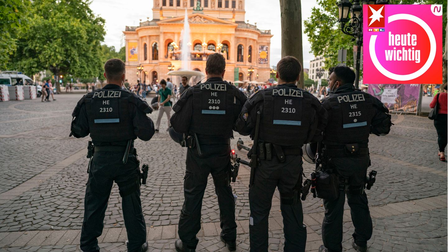 Polizisten stehen am Abend auf dem Frankfurter Opernplatz