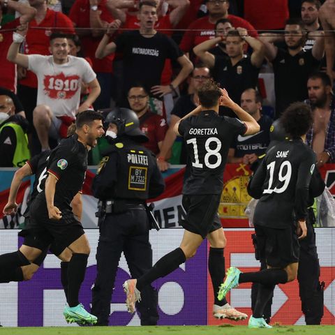 Leon Goretzka mit einer sanften Provokation in Richtung der ungarischen Fans