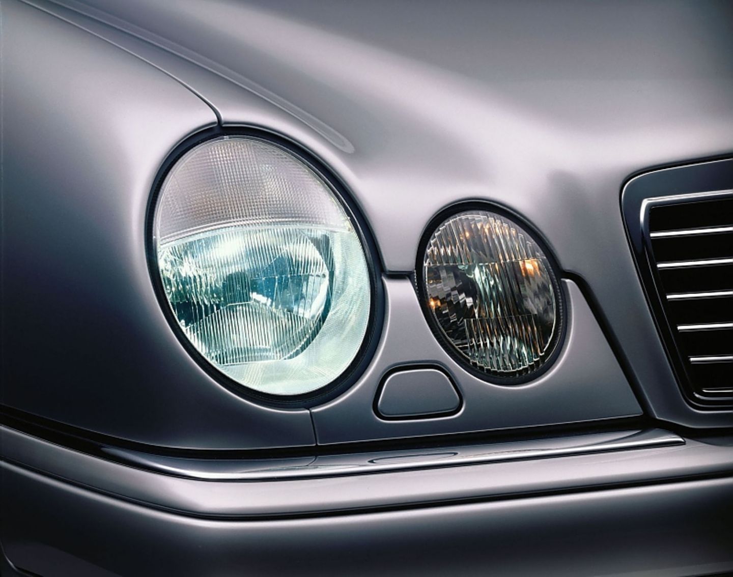 Das vier Augen Gesicht prägt einige Mercedes-Modelle der Sacco-Ära