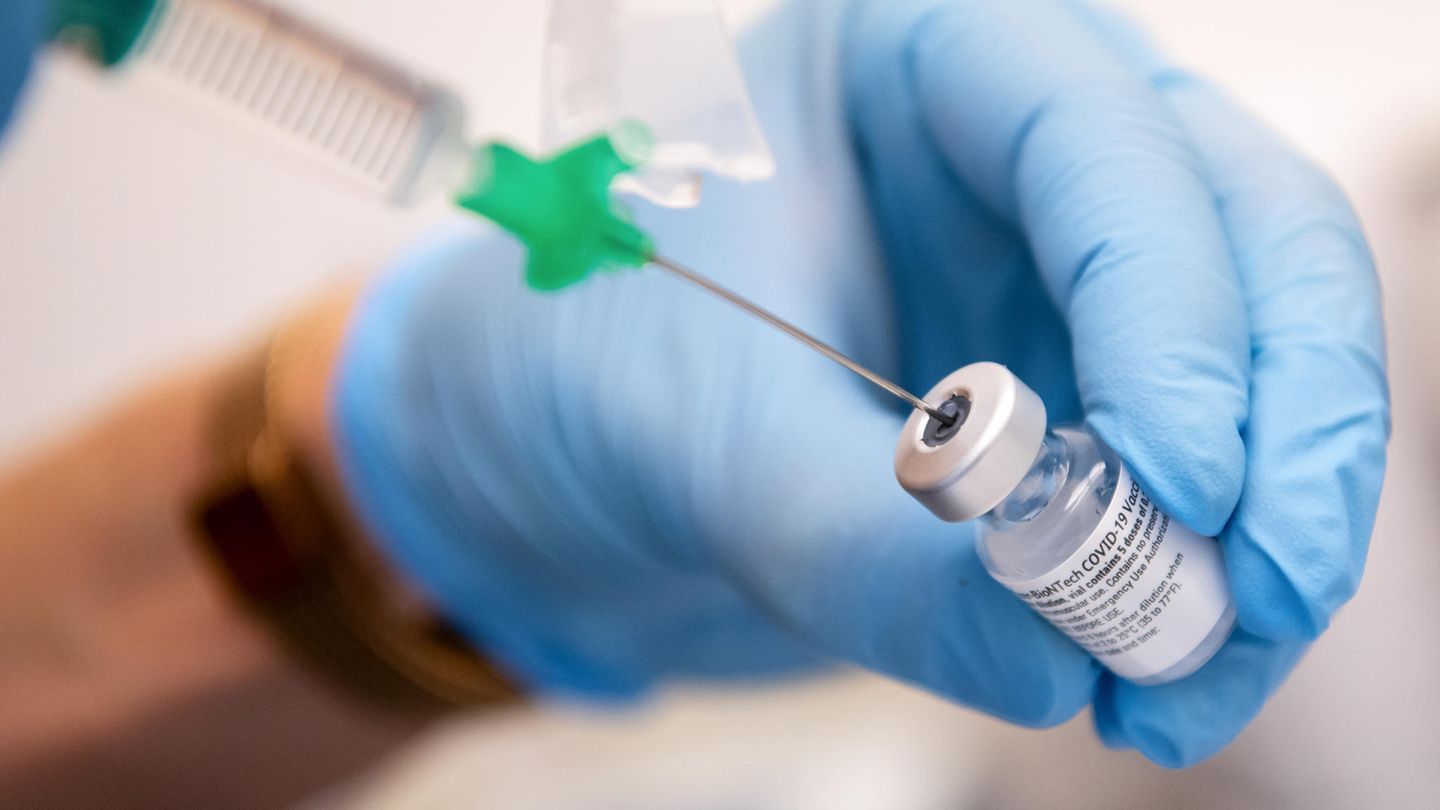 CDC Herzmuskelentzündung Corona: Eine Spritze mit Impfstoff
