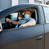 Bei der kurzen Testrunde im Sion war auch Sono Motors Chief Operating Officer Thomas Hausch (li.) dabei