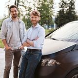 Die beiden Gründer Laurin Hahn (li.) und Jona Christians mit dem Sion 3