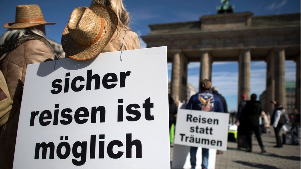 Sommerferien 2021: Ende März vor dem Brandenburger Tor in Berlin: Demonstration unter dem Motto "Unsere Koffer müssen wieder rollen - Rettet die Reisebüros". Ende März vor dem Brandenburger Tor in Berlin: Demonstration unter dem Motto "Unsere Koffer müssen wieder rollen - Rettet die Reisebüros".
