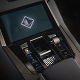 Das Bedienfeld ist fünf Zoll groß