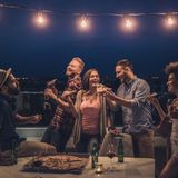 Abseits von Corona-Kontakbeschränkungen darf man es beim Feiern auf dem Balkon auch mit der Lärmbelästigung nicht übertreiben. "Grundsätzlich gilt das Gebot der Rücksichtnahme", sagt Markus Mingers, Rechtsanwalt aus Köln. Die Nachtruhe von 22 Uhr bis 6 Uhr sei auf jeden Fall einzuhalten. "Wenn der Nachbar kleine Kinder hat, die schlafen wollen, muss es gegebenenfalls auch schon früher leise sein." Es gibt auch kein Recht auf eine Balkonparty einmal im Monat oder einmal im Jahr. "Wer wiederholt mit Lärmbelästigung auffällt, dem droht sogar die Kündigung", sagt Mingers.